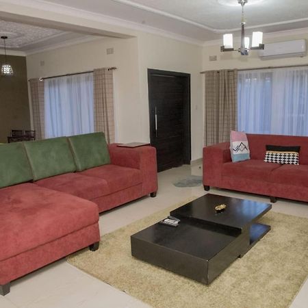 Royal Suites Apartments ลุซากา ภายนอก รูปภาพ