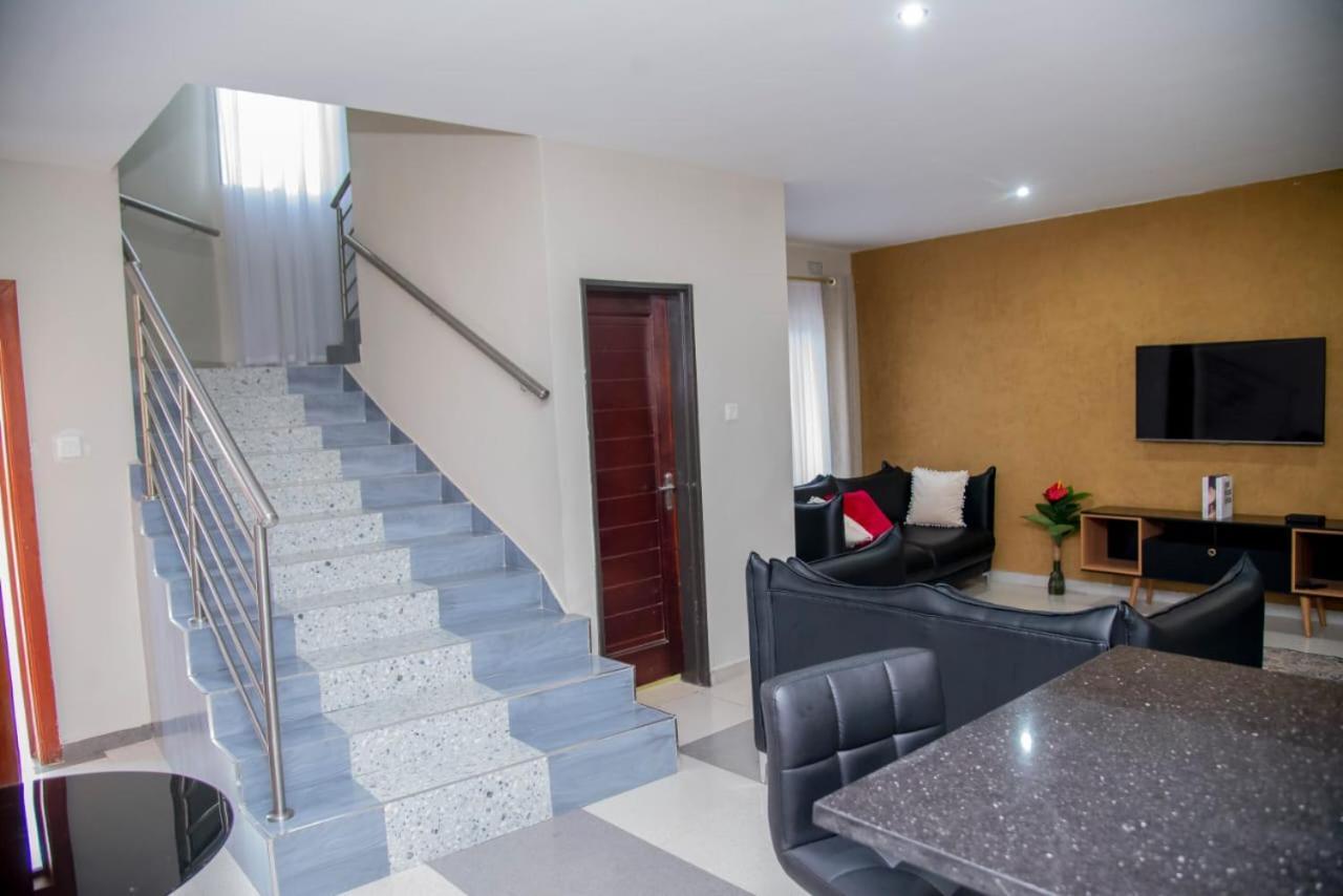 Royal Suites Apartments ลุซากา ภายนอก รูปภาพ