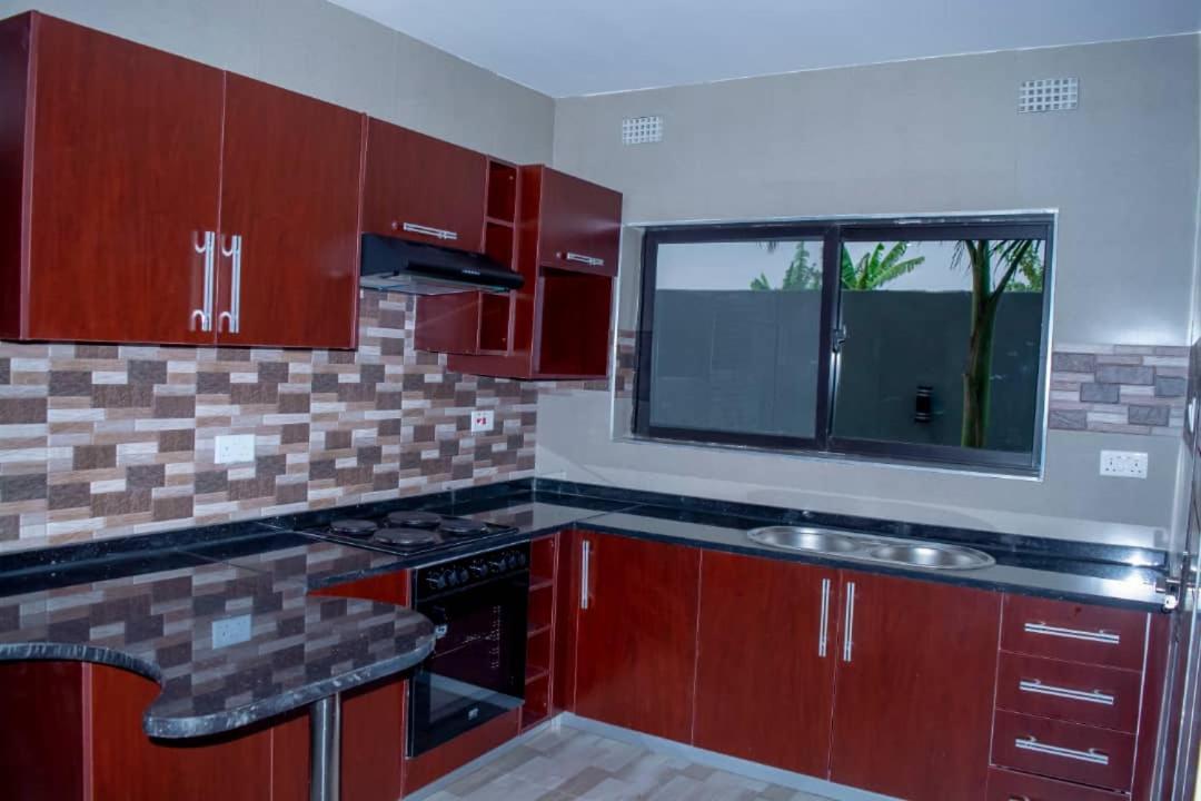 Royal Suites Apartments ลุซากา ภายนอก รูปภาพ
