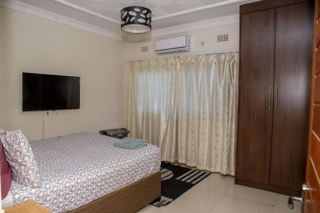 Royal Suites Apartments ลุซากา ภายนอก รูปภาพ