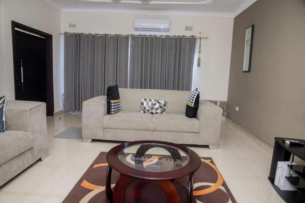 Royal Suites Apartments ลุซากา ภายนอก รูปภาพ