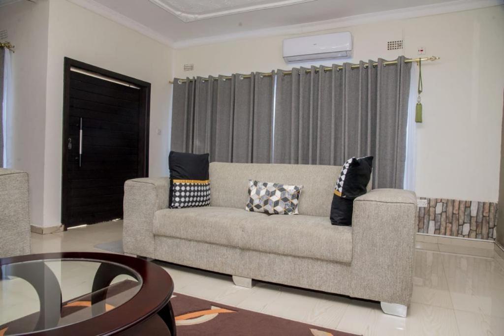 Royal Suites Apartments ลุซากา ภายนอก รูปภาพ
