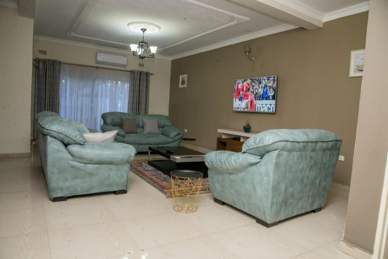Royal Suites Apartments ลุซากา ภายนอก รูปภาพ