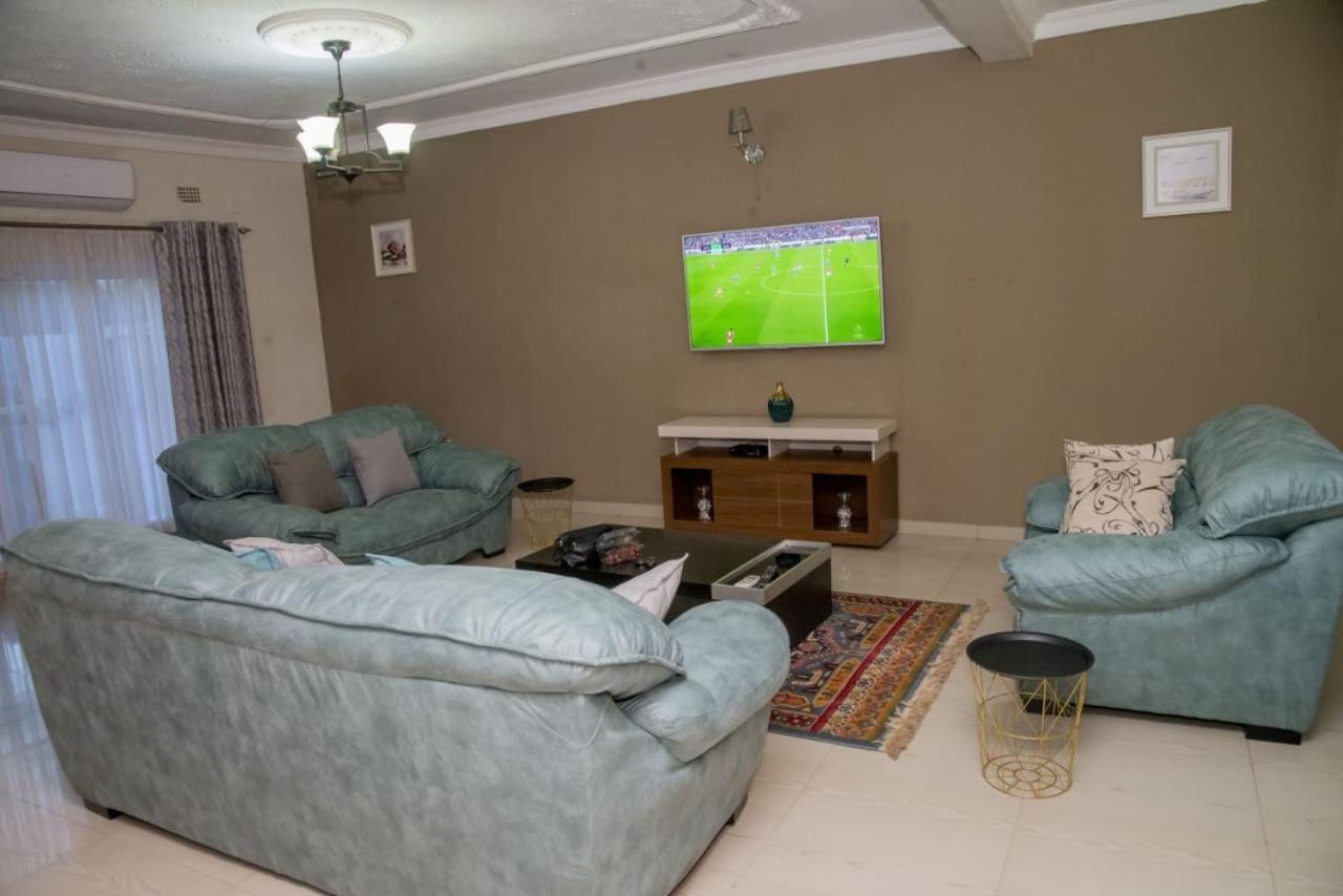 Royal Suites Apartments ลุซากา ภายนอก รูปภาพ