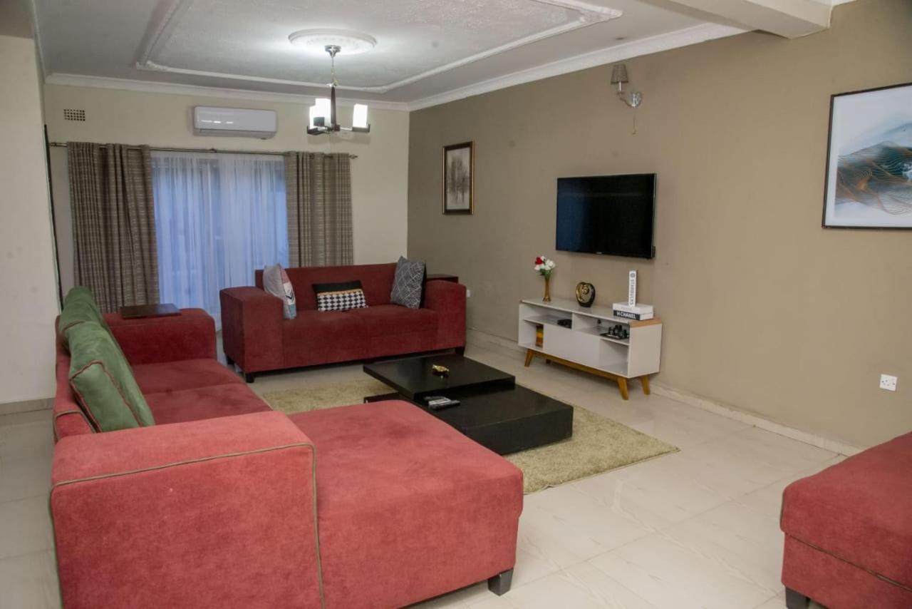 Royal Suites Apartments ลุซากา ภายนอก รูปภาพ